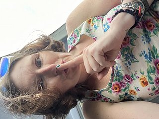 Голые сиськи и кусты в автобусе! Возможно, это моя самая грязная публичная игра?