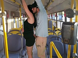 Студентку трахнули в автобусе!