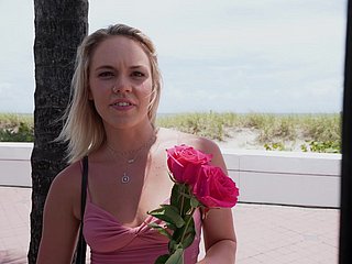 Келси Кейн развлекается, делая своему парню минет