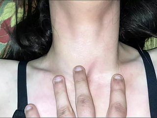 Una bella ragazza marocchina che si lascia scopare dal suo partner con un cetriolo