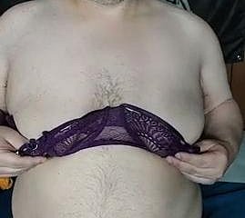 Un tizio paffuto si masturba indossando underthings femminile