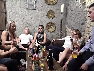 Echte sadomasochistische orgieën met prachtige meisjes pop one's clogs geneukt en gesodomiseerd worden