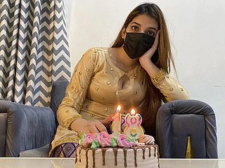 继姐送给了继兄最好的 18 岁生日礼物。