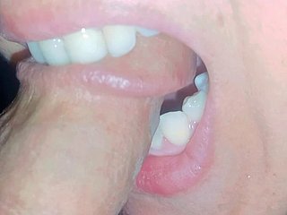 Романтическая девушка, секс с которой был связан с горячей пакистанской тетей, была очень горячей и сексуальной девушкой.