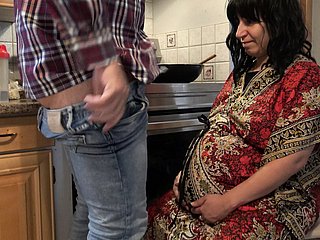 Ciężarna macocha zdradzała pasierba, gdy mąż był w pracy