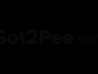 ที่จอดรถโรงแรม ข้าง Got 2 Pee ที่สาวๆ มาฉี่กัน