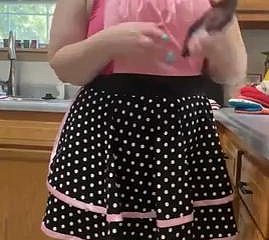 エッチなMILFがエプロン姿で掃除