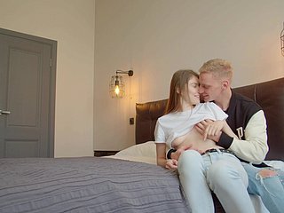 발레리 체리는 침실에서 부드러운 섹스를 즐긴다