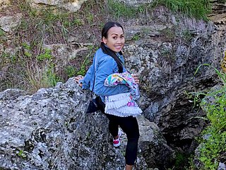 Seks publik di gua dengan pelacur MILF Thailand