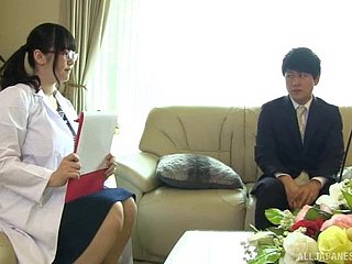 Japonesa extremamente curvilínea de óculos adora seu pau