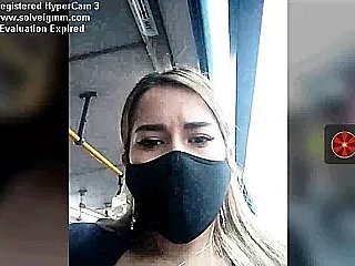 Девушка в автобусе показывает сиськи, рискованно