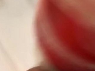 Почувствуйте уникальные текстуры и звуки, пока эта смелая красавица исследует нетрадиционные способы самоудовлетворения. Посмотрите, как она надевает презерватив на ребристую крышку от бутылки, а затем плотно прижимает ее к своему набухшему клитору, создавая безошибочно узнаваемый звук «пластик о плоть». Широко раздвинув ноги, она потирает текстурированную поверхность круговыми движениями, а ASMR-микрофон улавливает каждый влажный, скользкий звук ее нарастающего возбуждения. Ее дыхание прерывается, когда ребристость стимулирует ее чувствительный пучок нервов, а бедра трутся о импровизированную игрушку. Интенсивность нарастает, пока все ее тело не содрогается от удовольствия, ее соки текут свободно, когда она испытывает мощный оргазм от этой креативной стимуляции клитора, а крышка от бутылки теперь блестит от ее женской сущности.