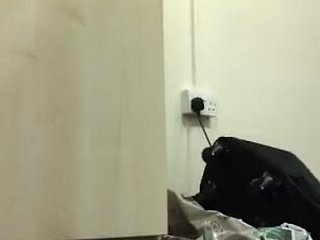 Эта спортивная красавица выполняет глубокие приседания совершенно обнаженной, ее мышцы напрягаются с каждым повторением. Ее блестящая вагина демонстрирует возбуждение, когда она опускается вниз. Тренировка включает в себя подъемы бедер и разведение ног, обнажая интимные зоны. Между подходами она исследует свое тело, превращая фитнес в чувственное удовольствие. Камера запечатлевает каждую деталь: покрасневшую кожу, дрожащие бедра и влажность между ног. Ее дыхание становится тяжелее, когда упражнения превращаются в экстаз, пот стекает по ее подтянутому телу, когда она достигает оргазма несколько раз, ее сильные ноги дрожат от усталости и удовлетворения.