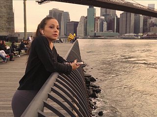 Bachelor girl Mac'in porselen gibi kusursuz teni, karşısındaki simsiyah devasa penisle çarpıcı bir tezat oluşturuyor. Narin parmakları, etkileyici kalınlığını kavramaya çalışırken, dokunuşunun altında koyu damarlar atıyor. Kamera, önündeki zorluğu düşünürken, kararlılık ve endişenin çatıştığı ifadeli yüzünü yakalıyor. Pembe dili, uzunluğunu yutmaya çalışmadan önce the brush çıkıntıyı ve kıvrımı takip ediyor. Sonunda üzerine oturduğunda, minyon bedeni, devasa boyutuna uyum sağlamak için gözle görülür şekilde geriliyor. İnlemeleri, nefes nefese mırıltılardan boğazdan gelen çığlıklara dönüşüyor, penisi the brush güçlü itişte sıvılarıyla kaplanıyor. Kasılmalar geçiren vajinası, devasa penisini tamamen boşaltırken, doruk noktası titrek bir yoğunlukla geliyor.