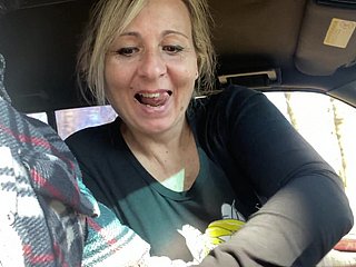 يُظهر هذا التسجيل المنزلي الأصيل امرأة شقراء فاتنة تُدلل شريكها بمهارة فائقة، مُشبعةً رغبته الجنسية الجامحة. تُحدق عيناها الزرقاوان بعينيه بينما تُحيط قضيبه السميك بشفتيها الحمراوين، مُظهرةً قدرة استثنائية على البلع العميق. تُصوّر الكاميرا ببراعة كل لحظة من رقص لسانها على رأسه الحساس قبل أن تُدخله بالكامل. تُدلك أصابعها الرقيقة خصيتيه بينما تُهيئه لذروة مُتفجرة، وفمها مُستعد لاستقبال قذفه الساخن.