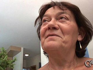 يرتجف جسد ليفيا، البالغة من العمر 75 عامًا، المتجعد ترقبًا بينما يطغى عليها رجلان مفتولا العضلات. يتناقض شعرها الفضي مع حيويتهما الشبابية، بينما تستكشف أيادٍ خبيرة عضلات بطنهما الصلبة وأعضائهما المنتصبة بشغف. تتألق خبرة هذه العجوز الجنسية الممتدة لعقود وهي تداعب قضيبيهما الضخمين في آن واحد، بينما تمتص أحدهما تلو الآخر. يتمايل ثديا ليفيا المترهلان بشدة وهي تهيئ نفسها للاختراق المزدوج، ويتدفق فرجها العجوز بالرغبة بينما تدق قضبان شابة في فتحتيها المهملتين، مما يجعل هذه الجدة تئن من النشوة حتى يغطي الرجلان وجهها بالمني الساخن.
