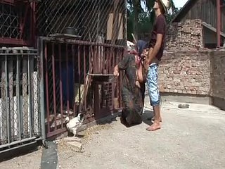 Hãy xem bà cụ quê mùa giàu kinh nghiệm này chứng minh tuổi tác chỉ là boscage số khi bà khéo léo xử lý một anh chàng làm thuê trẻ hơn nhiều trong chuồng trại. Đôi bàn tay chai sạn của bà biết chính xác cách làm hài lòng, vuốt ve dương vật with reference to lớn của anh ta trước khi đưa nó vào sâu bên trong âm đạo nhỏ nhắn đến bất ngờ của mình. Đôi gò bưởi chảy xệ của bà nảy lên dữ dội khi bà cưỡi lên dương vật with reference to lớn của anh ta, rên rỉ như một người phụ nữ bằng nửa tuổi bà. Cảnh tượng lên đến đỉnh điểm khi bà quỳ gối hứng tinh dịch của anh ta lên khuôn mặt nhăn nheo của mình, liếm sạch từng giọt cuối cùng với một nụ cười mãn nguyện.