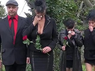 Wyrafinowanie spotyka się z surowym pożądaniem, gdy ta francuska MILF prezentuje się w czarnych jedwabnych pończochach, które podkreślają jędrne nogi i zachęcają fulfil eksploracji. Jej arystokratyczne rysy wykrzywiają się w rozkoszy, gdy wprawne dłonie rozchylają jej policzki, at the end of one's tether głęboko penetrować ją analnie. Kamera rejestruje każdy segment jej transformacji od wystudiowanej elegancji w nieskrępowaną ekstazę. Jej rodzime francuskie jęki wypełniają pomieszczenie, gdy jej ciasne odbytnicze wejście przechodzi w nieustanne pchnięcia. Dojrzałe piersi kołyszą się z każdym rytmicznym ruchem, a jej idealnie wypielęgnowane palce ściskają prześcieradło, doświadczając fal przyjemności, które mogą zapewnić jedynie dekady seksualnej mądrości.