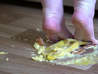 Manjakan diri anda dalam tontonan fetish conquer yang unik ini yang menampilkan kaki yang bertenaga dan berisi serta kaki telanjang yang dirawat dengan sempurna memijak-mijak makanan yang tidak bersalah tanpa belas kasihan. Saksikan kaki-kaki dominan ini secara sistematik memusnahkan pisang lembut dan telur mentah yang rapuh, menekan dengan kuat sehingga teksturnya menyerah sepenuhnya. Buah kuning itu berlumuran di bawah tekanan, menjadi seperti bubur sementara telurnya retak dan terpercik dalam letupan yang memuaskan. Setiap rakaman jarak dekat merakam kulit yang melekat pada makanan yang keluar, jari kaki yang melengkung dengan tujuan, dan transformasi lengkap dari keseluruhan barang kepada sisa-sisa yang musnah. Kontras visual antara kulit licin dan kemusnahan yang bersepah mencipta pengalaman yang sangat memuaskan untuk peminat fetish crush. Rentak yang disengajakan dan perhatian terhadap perincian memastikan setiap momen overturning dimaksimumkan untuk keseronokan tontonan anda, meraikan keindahan estetika kemusnahan makanan di bawah kaki.