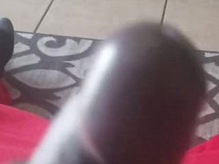 Saksikan penghibur yang menakjubkan menghilangkan ketegangan hari melalui rutin penjagaan diri yang semakin subhuman yang berkembang menjadi paparan kepuasan peribadi yang meletup. Jari-jari yang halus bermula dengan urutan bahu yang polos sebelum menelusuri ke bawah merentasi payudara yang berombak dan perut yang rata. Apabila pernafasan semakin pantas, ia meneroka kawasan yang anathema sensitif dengan kepakaran yang terlatih, berselang-seli antara belaian lembut dan usapan tegas yang menghantar gelombang keseronokan mengalir melalui badan yang menggeletar. Kamera merakam setiap perincian yang berkilauan menuju klimaks yang mendebarkan, membuktikan bahawa kadangkala kelegaan tekanan terbaik datang daripada mengetahui dengan tepat apa yang membuatkan badan bernyanyi.