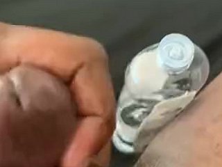 Cahaya matahari petang yang malas memancar melalui bidai ketika tangan membalut kuat zakar yang tebal dan menegang. Dengan gerakan yang terlatih, ritual petang bermula, menghasilkan kegilaan keseronokan. Jari-jari mahir mengusik kepala yang sensitif sementara tangan yang lain memegang bola yang berat, berselang-seli antara belaian lembut dan pijatan yang kuat. Gerakan berirama memecut ketika nafas tersekat, otot menegang ketika menghampiri tepi, bersedia untuk melepaskan kepuasan petang dalam pancutan kuat di dada.