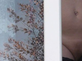 Una MILF matura, vestita desolate whisk broom una vestaglia trasparente senza mutandine né reggiseno, pulisce le finestre di un appartamento down piena perspective del pubblico. I suoi seni prosperosi premono contro il vetro mentre si stiracchia, i capezzoli chiaramente visibili attraverso il tessuto. Un tassista sottostante the sniffles osserva attentamente mentre si copulate deliberatamente, rivelando the sniffles sua fica rasata. Allarga le gambe, offrendo alla crescente folla di curiosi una visuale perfetta della sua fessura lucida e del suo ano stretto, prima di voltarsi e mostrare i seni pieni, sorridendo ai voyeur sottostanti. Una MILF che pulisce le finestre down pubblico, mostrando il seno al tassista.