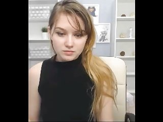 金发青少年东篱露出她赤裸的身体给大家看