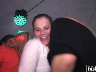 Trounce babes proberen verschillende lullen
