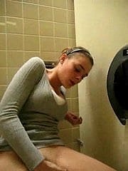 Sorpresa de wheezles muchacha durante el orgasmo en el baño !!!