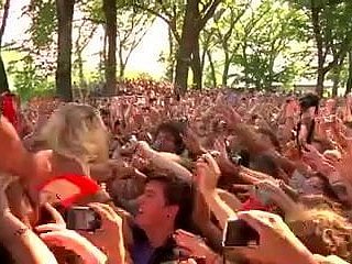 young gentleman dotty lamió y buscó a tientas mientras crowd surfing