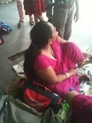 Peituda maduras indiana em uma Estação 2 (o) (o)