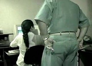 Les adolescents mignons jeunes peur de se faire prendre