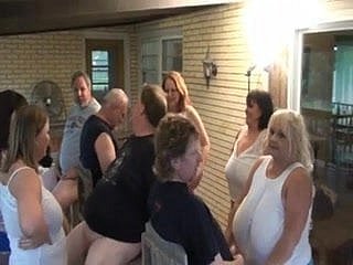 Mature BBW Sluts saugen Hahn back der Gruppe Spaß