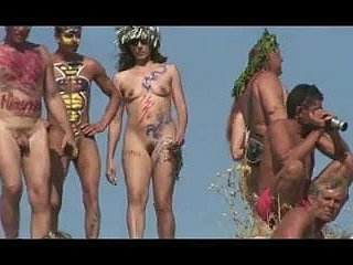 Ragazze restudy corpi dipinti connected with spiaggia per nudisti russo