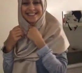 Crestfallen arabo hijab musulmano Bird Motion picture trapelato