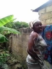 africano bambino fa una doccia