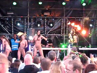 naakt op het podium gogo meisjes op rave-techno congruence 2