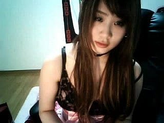 Downcast gadis cam Cina mencoba untuk menembus puting sendiri