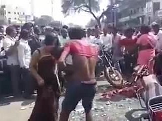 Tranny जनता में उसके दास धड़क रहा है