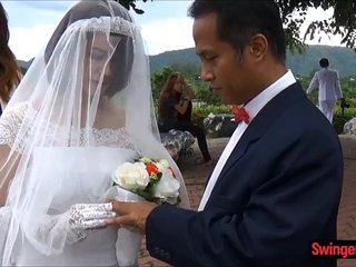 在丈夫右亚洲新娘作弊仪式结束后