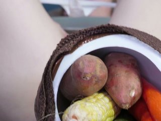 Tunduk patuh pelacur dengan gut semula jadi pucat mendapat pussy dia disumbat dengan sayur-sayuran