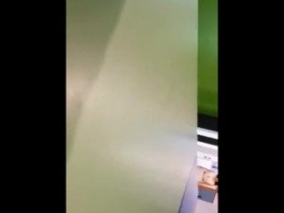 【场 跑到 国旗 台上 掰开 裙 下 的 很多 分泌物 的 骚 逼، 一路 走到 楼梯 间 里 【[[[免费 大 秀 约 炮 平台 软件