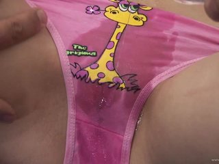 Muddy salope suce frigidity chew et se fait baiser dans sa chatte humide