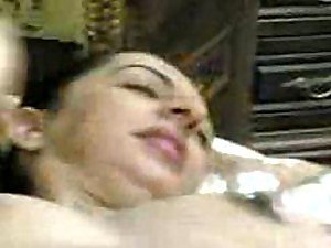 Lewd Arab ruft ihre rasierte Muschi gefickt von einem großen Schwanz - Tyro Porno
