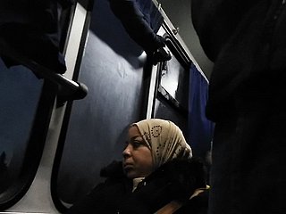 Женщина не может перестать смотреть на выпуклость
