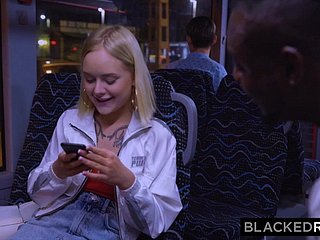 BLACKEDRAW Trên đường về nhà, cô đã dạo một vòng cho một số BBC