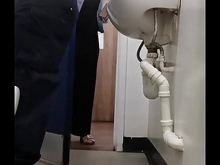 Tittle pau a uma mulher em banheiro público