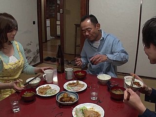 Niedlichste Mädchen aus Japan ermöglicht es dem Kerl einen Blick auf ihre Brüste zu nehmen